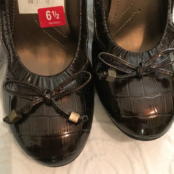 Tahari heels. Size 6 1/2. Brown - Picture 4 of 5